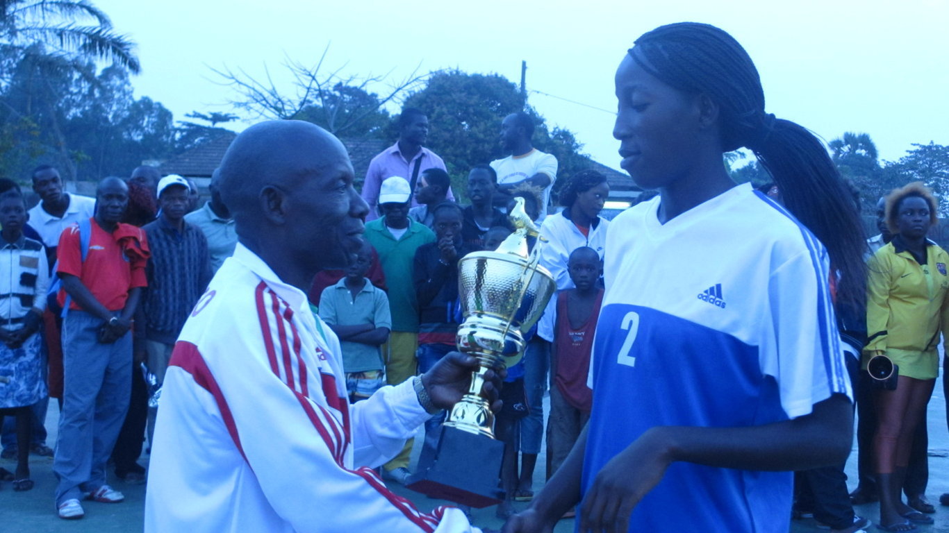 le vice-président de la ligue de Pointe-Noire, Joseph Pambou Loemba remet le trophée à la capitaine de Patronage