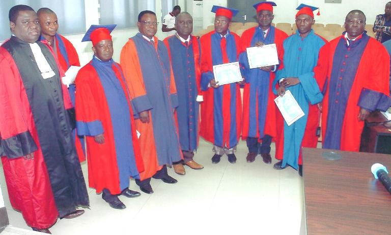 des nouveaux Docteurs PhD, entourant les responsables de l'Université de Bangui.