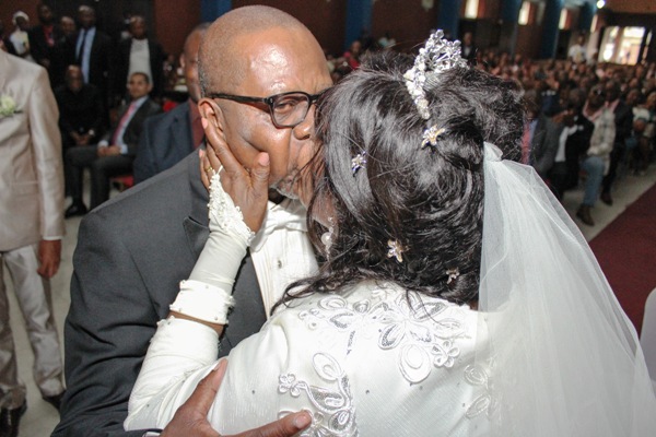 Les mariés s’embrassant après l’échange de vœux à l’église (Photo Kokolo)