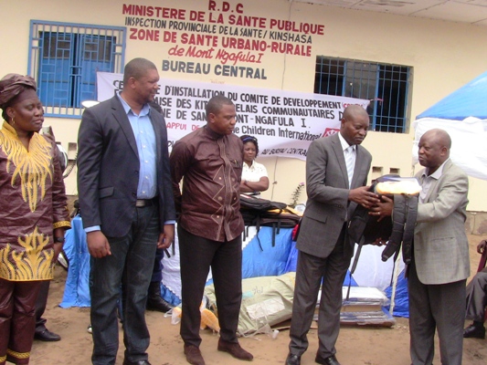  La remise symbolique des kits de relais communautaires au ministre par le Dr Ézéchiel Mulowayi 