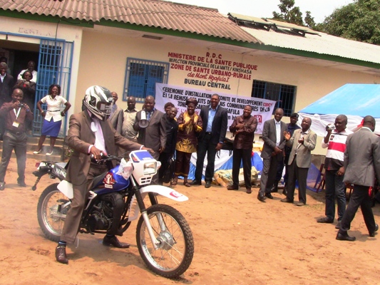 L’administrateur gestionnaire de la Zone de santé Mont-Ngafula I essayant une des motos offertes par Save the children 