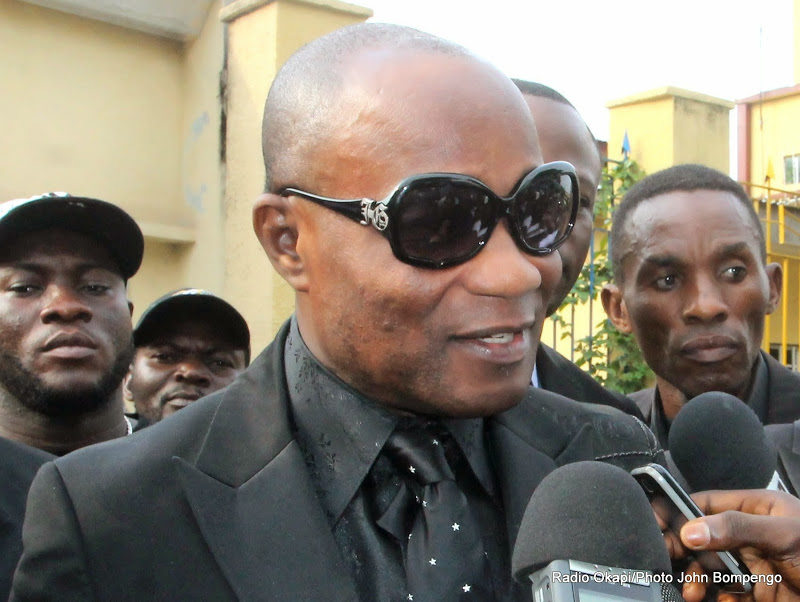  Koffi Olomide face à la presse au sortir du Commissariat provincial de la police 