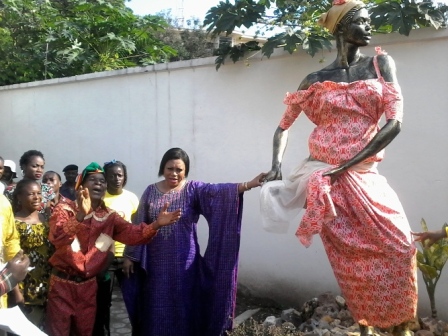 Marie-Josée Kazadi posant à côté de la statue mascotte de Maïsha industrie culturelle Marie-Josée Kazadi posant à côté de la statue mascotte de Maïsha industrie culturelle