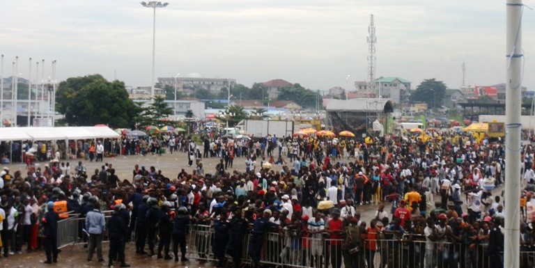 Les Kinois en file indienne devant le Palais du peuple pour les derniers hommages à Papa Wemba