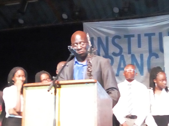 Jean-Claude Ntuala faisant son petit speech à la suite de son sacre 