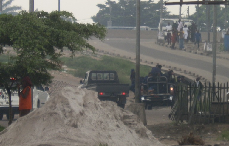 des jeeps de la police, après avoir dispersé les manifestants et happé l'abbé-curé sur la place échangeur, stationnées à Banunu/Adiac.