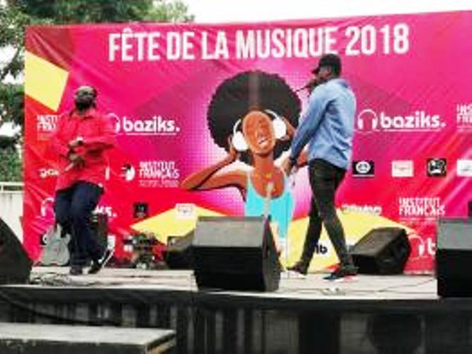 Le podium de la Fête de la musique en journée à la Halle de la Gombe