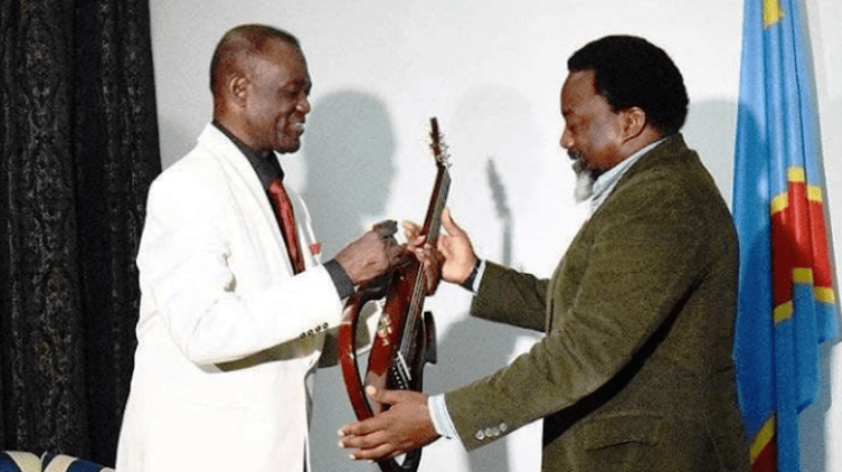 Lutumba Simaro remettant sa guitare au président Joseph Kabila