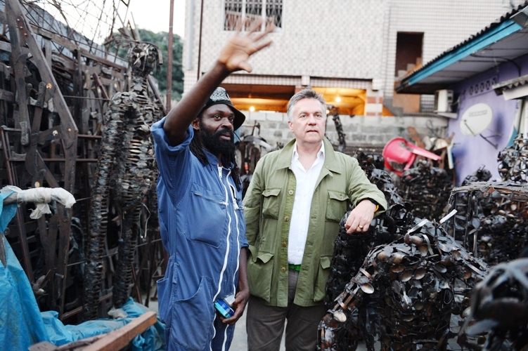 Matthias Leridon en visite dans l’atelier de Freddy Tsimba à Kinshasa