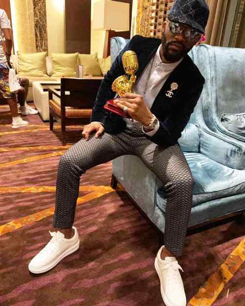 Fally brandit son trophée de Meilleur artiste masculin d’Afrique centrale