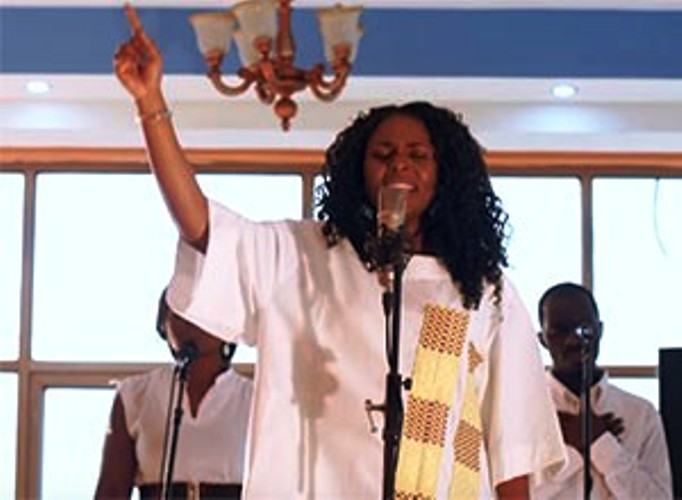 Dena Mwana dans un extrait du clip Saint Esprit 