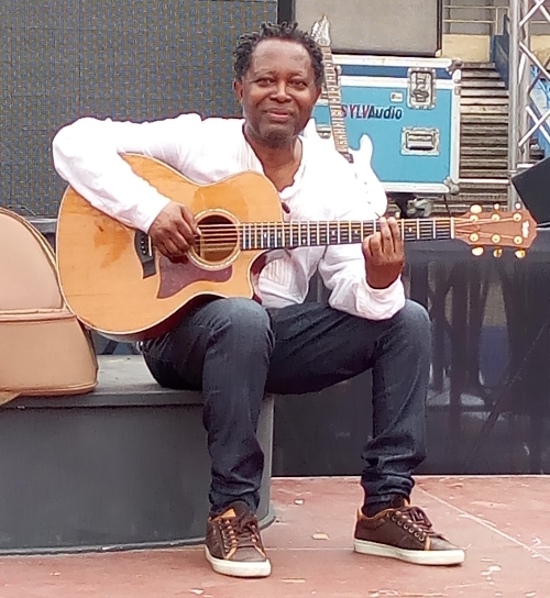 Lokua Kanza jouant de la guitare en attendant de commencer la balance (Photo Adiac)