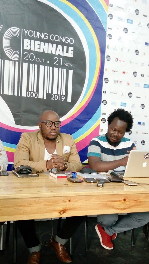 Les curateurs Nicolas-Patience Basabose et Vitshois Mwilambwe face aux journalistes lors de la conférence de presse