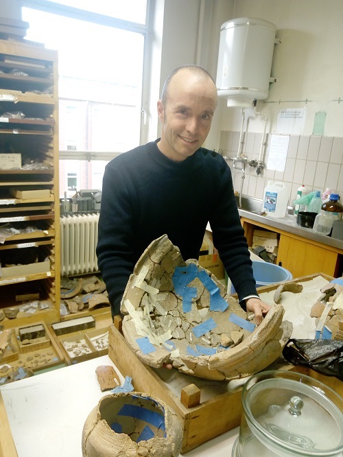 Alexandre L. Smith manipulant des poteries en étude à l’AfricaMuseum (Adiac)