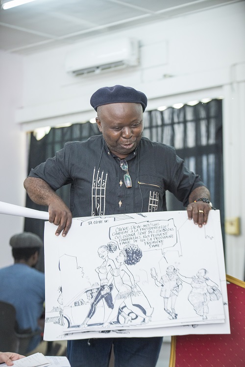 Le caricaturiste Thembo Kash exposant lors d’un atelier 
