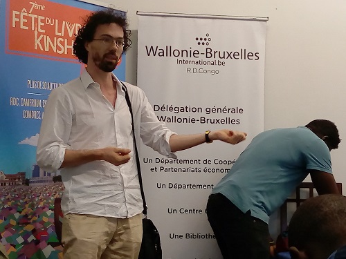 Benoît Virot s’adressant aux participants à l’atelier d’écriture (Adiac)