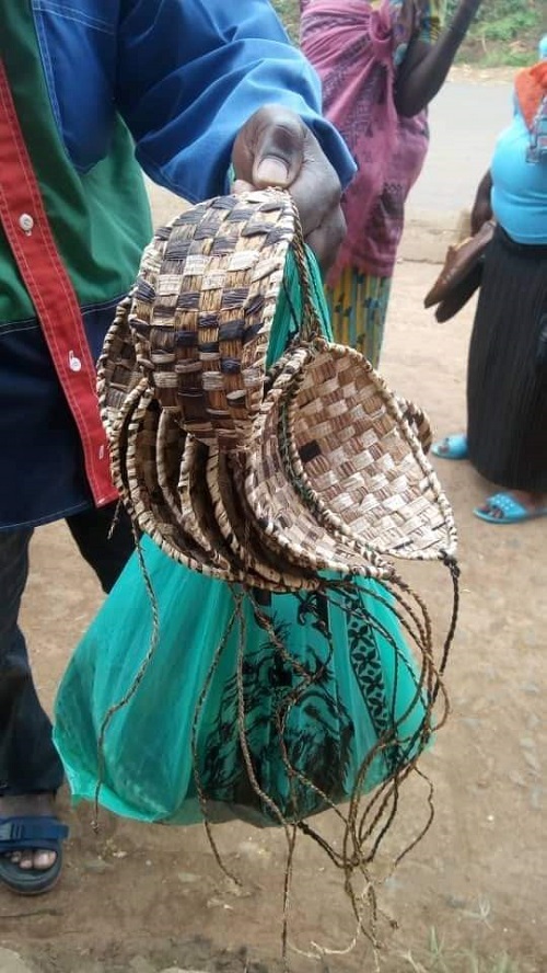 La vente des masques artisanaux dans la rue à Bukavu