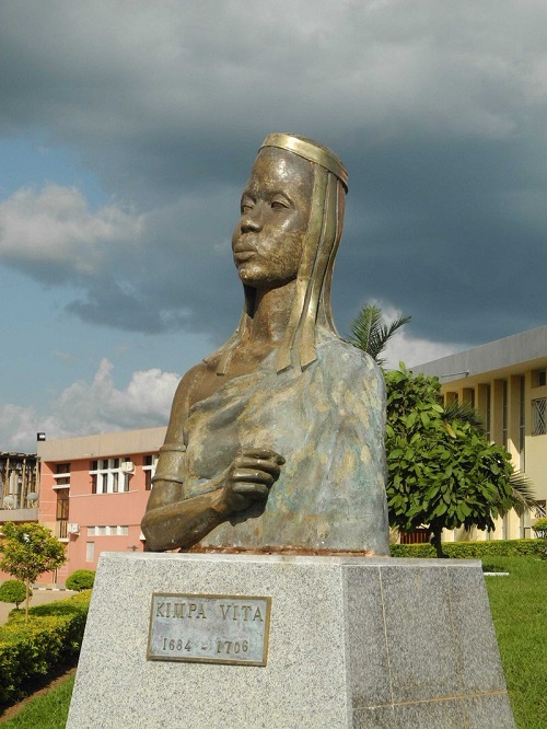 Statue de Kimpa Vita en Angola ( DR)