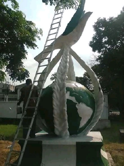 Mandela, Paix et Liberté porte les couleurs du drapeau nigérian (Adiac)