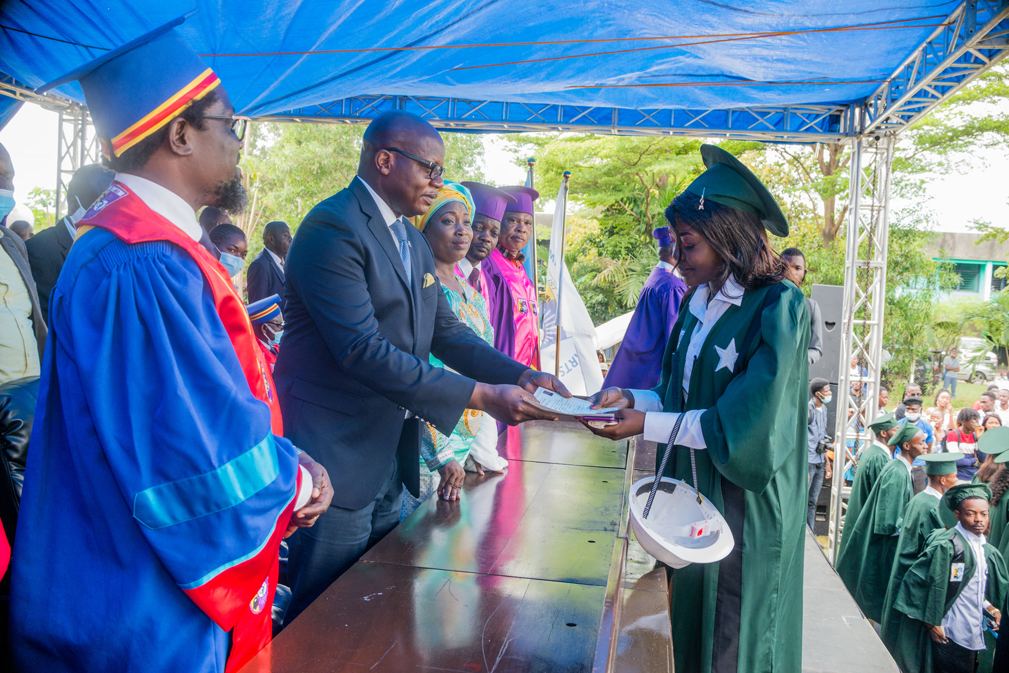 Remise des diplômes aux lauréats par le Ministre Thomas Luhaka (DR)