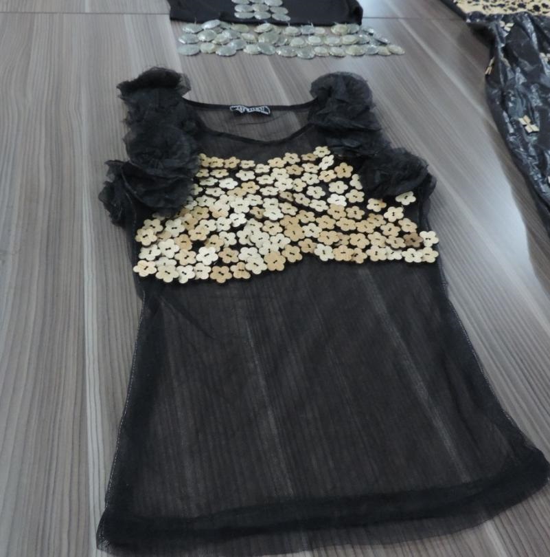 La blouse en tulle recyclée et ornée de perles en bois (Adiac)
