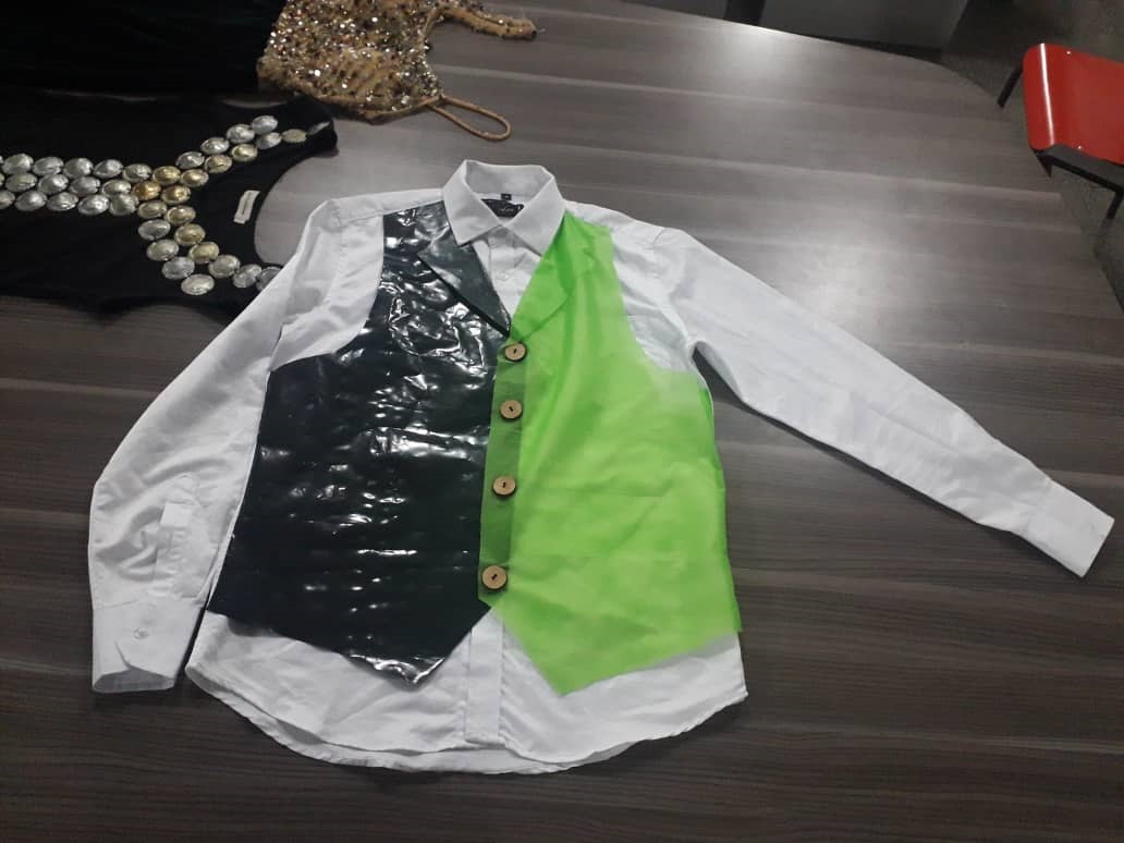  La chemise recyclée, stylisée avec un gilet incrusté fait d’un sac plastique et d’un sachet biodégradable (Adiac)