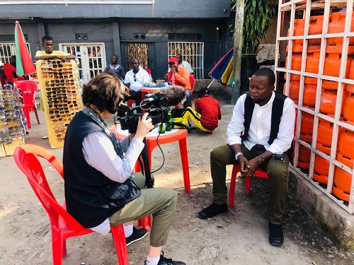 Onassis Mutombo interviewé lors du tournage de Rendez-vous à Kinshasa (DR)