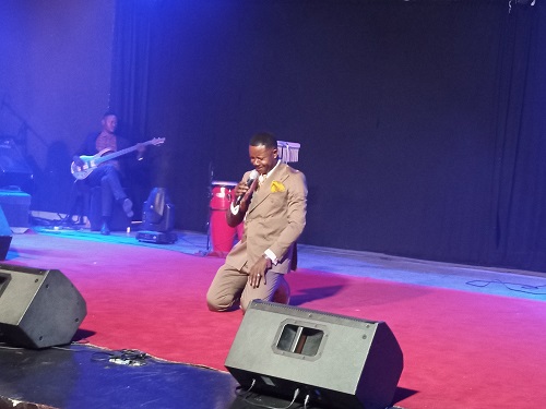 Matou Samuel lors de sa prestation à la sortie de One gospel press (Adiac)