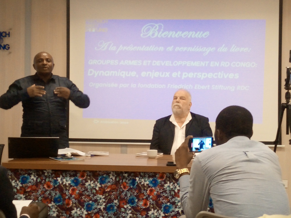  2 : Le Pr. Michel Bisa présentant Groupes armés et Développement en RD Congo/ Adiac
