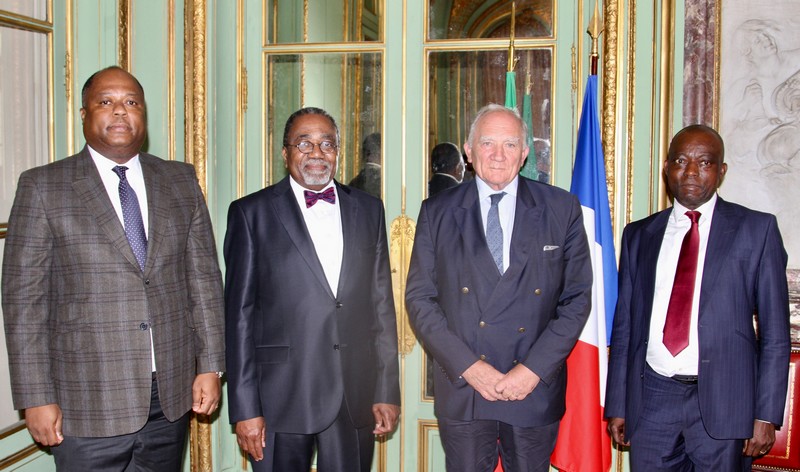 Le Père Norbert Bouka Ossangue, président de ADC (à droite) en compagnie de l'ambassadeur Rodolphe Adada et Claude-Wilfrid Etoka et Charles Millon, co-présidents du comité de membres d'honneur