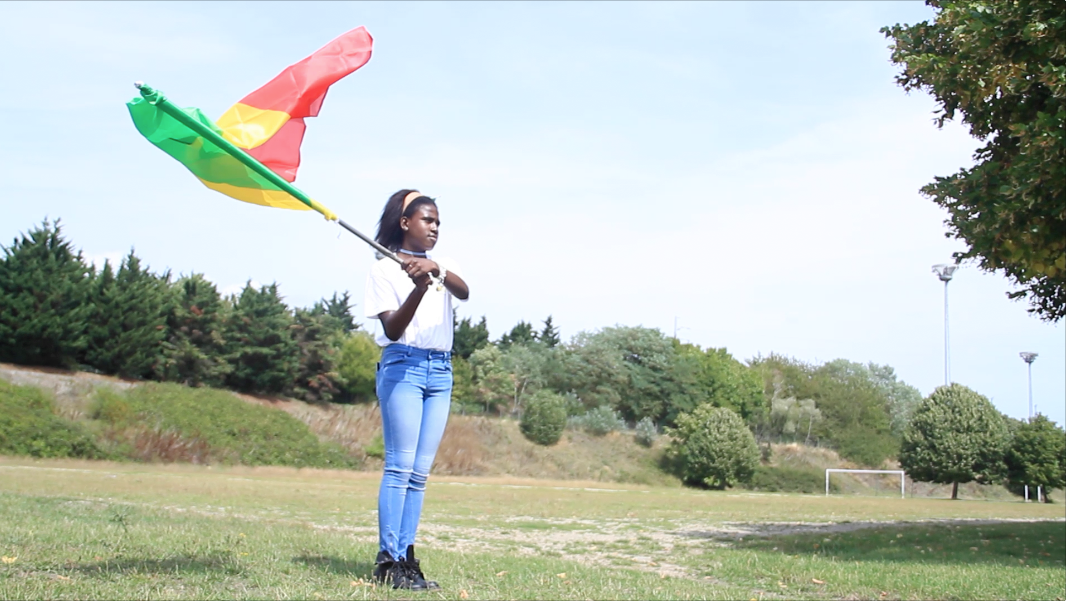 Etudiante exhibant le drapeau aux couleurs du Congo
