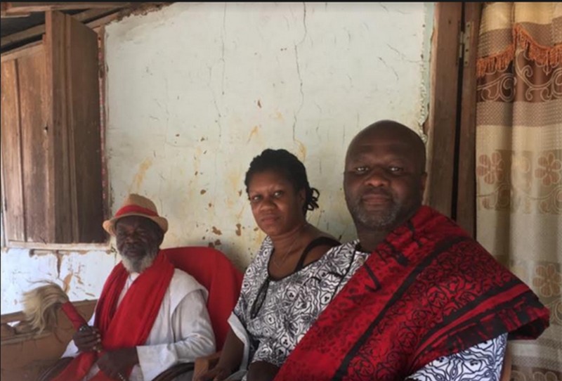 Armel Ferret Obami, président de l’association Bana Ossio et sa sœur Badza Ferret en compagnie du chef de village d’Ossio, Gabriel Ndion en décembre 2021