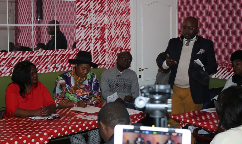  Arnaud Obambi-Bongo intervenant au nom communauté congolaise bruxelloise lors de l'escale de la Caravane des Voix de la Diaspora à Bruxelles au restaurant Le Bourgeois