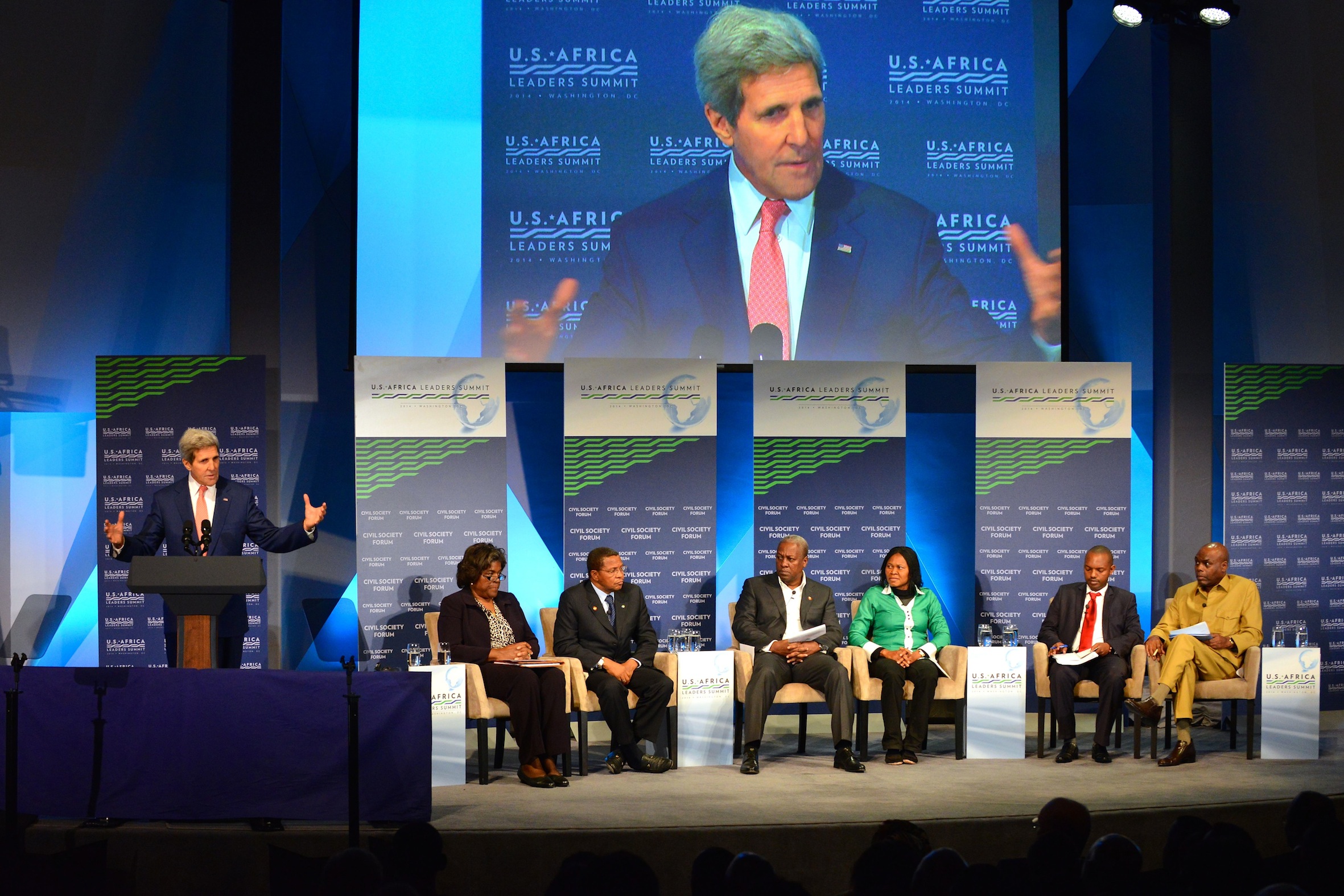 Le secrétaire d'Etat John Kerry au Forum de la société civile organisé dans le cadre du sommet Etats-Unis/Afrique ©Département d'Etat