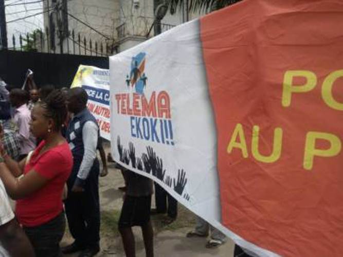 des jeunes du mouvement TELEMA EKOKI, devant l'ambassade américaine à Kinshasa.