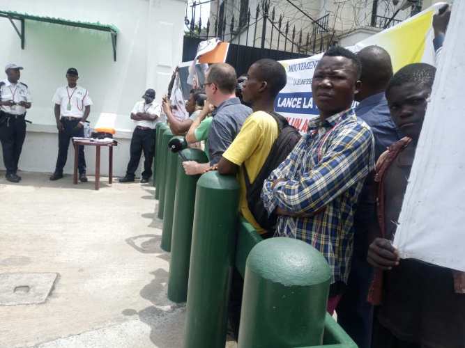 des jeunes du mouvement TELEMA EKOKI, devant l'ambassade américaine à Kinshasa.