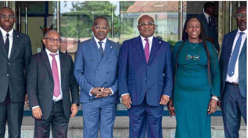 Photo de famille à l'issue de la remise à Maixent Raoul Ominga de la médaille d'or, Brazzaville le 17 février 2026 Photo de famille à l'issue de la remise à Maixent Raoul Ominga de la médaille d'or, Brazzaville le 17 février 2026