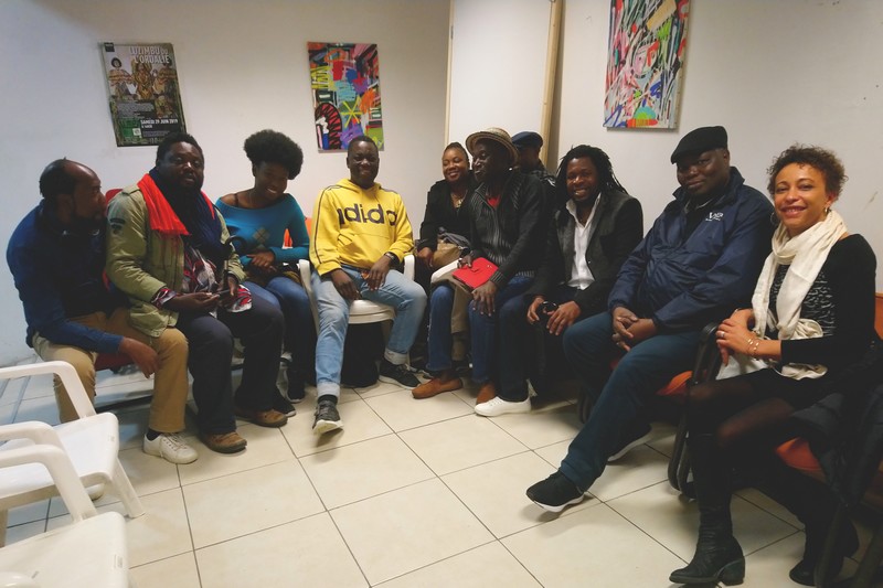 Photo de groupe des artistes-comédiens-écrivains africains atour de Caya Makhelé et Vincent Mambachaka au Centre Chrysogone Diangouaya à Paris