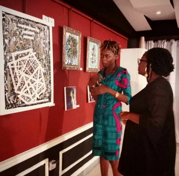 Gaëlle Louisette Bilongo, membre du collectif Lissang'Art lors de l'exposition au Best Western de Cotonou
