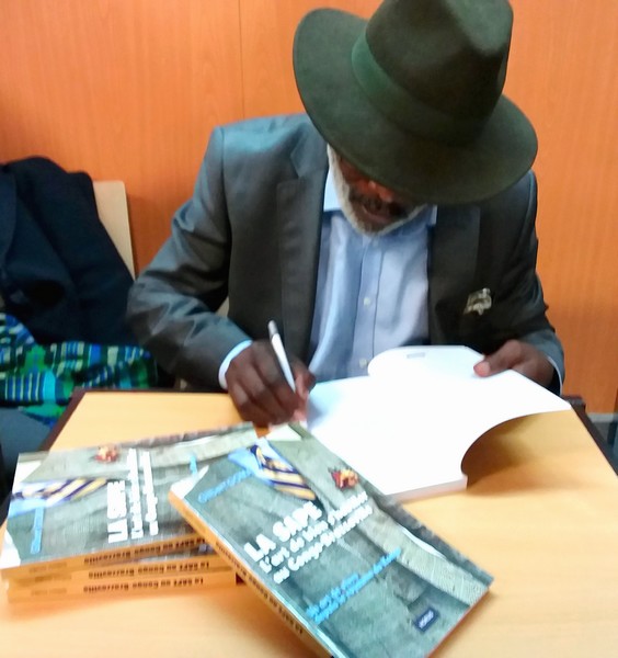 Gilbert Goma, auteur de La Sape L'art de bien s'habiller au Congo-Brazzaville lors de la séance de dédicaces au Festival Congo Na Paris