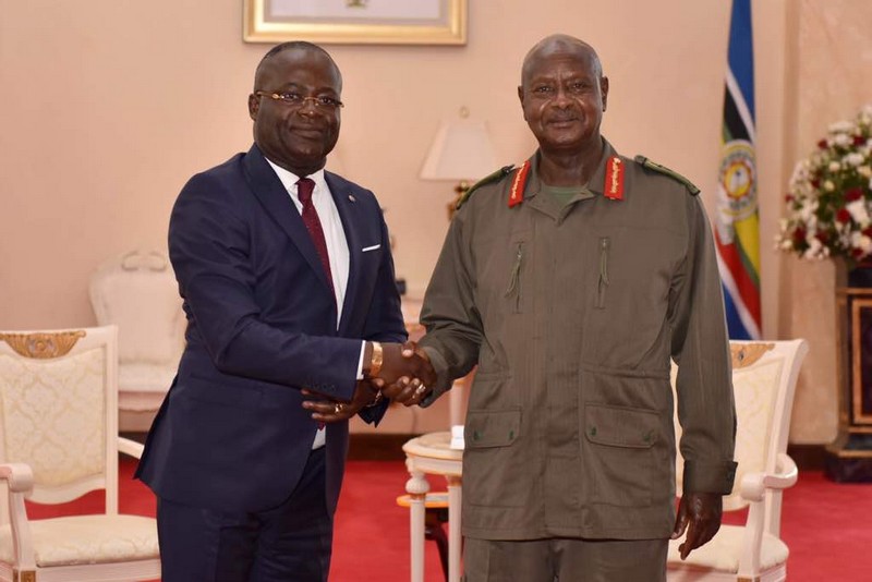 Yoweri Museveni, président de la République d'Ouganda reçoit les lettres de créance de l'ambassadeur du Congo, Guy Nestor Itoua