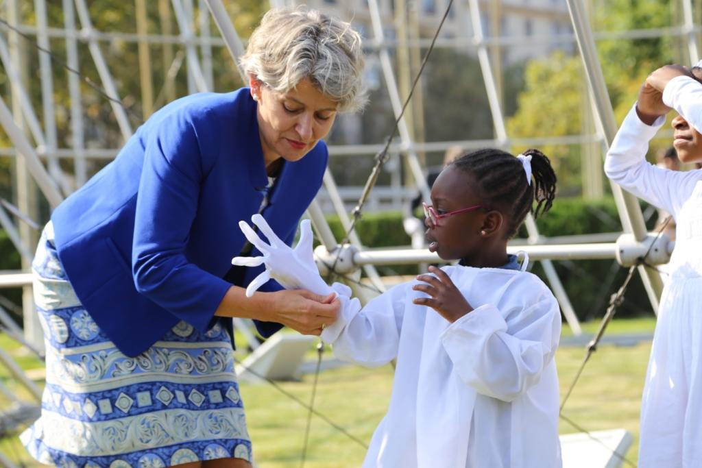  Irina Bokova, directrice de l’UNESCO avec une fillette porteuse de colombe de la célébration du projet de la Route de l'esclave