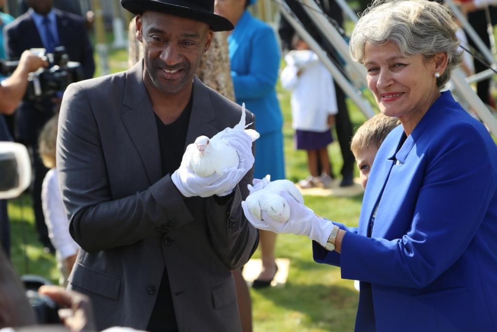 Irina Bokova, directrice de l'UNESCO s'apprêtant à lâcher une colombe lors du 20ème anniversaire  du projet La Route de l'esclave