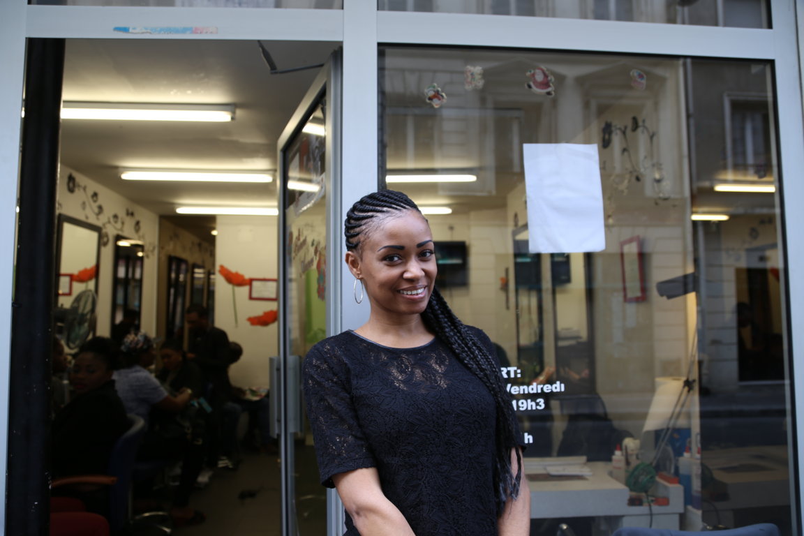 Marie Rims devant son salon de coiffure (crédits Adiac) Marie Rims devant son salon de coiffure (crédits Adiac)