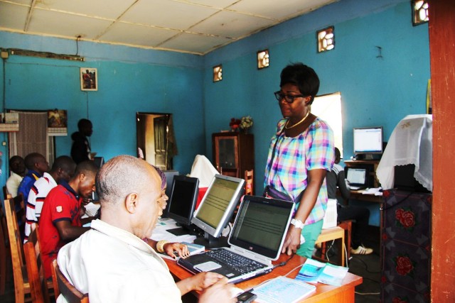 Séance d'initiation à l'informatique à Zanaga organisée par le Collectif des Congolais de France avant les festivités du 54ème anniversaire de l'indépendance à Sibiti