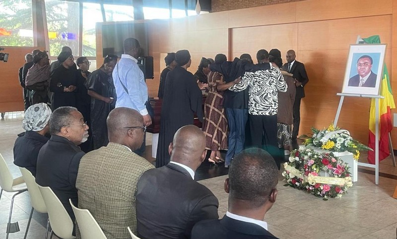 Instants de recueillement lors des obsèques du Ministre Michel Jean Martial Kongo au Funérarium des Joncherolles à Villetaneuse, vendredi 17 mai 2024