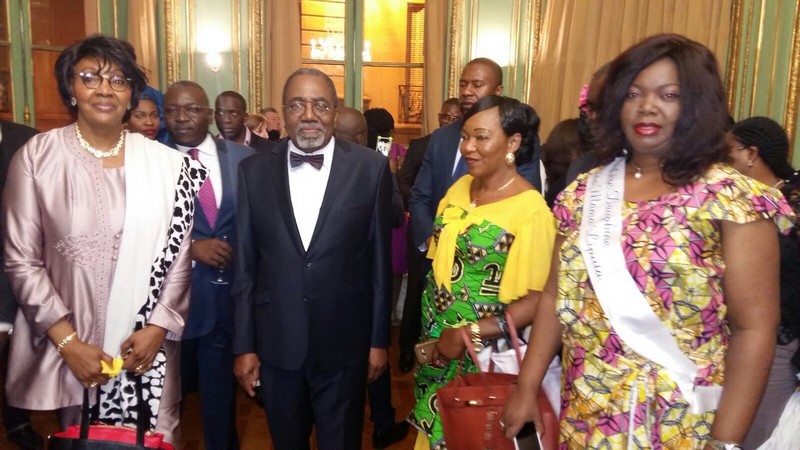 L'ambassadeur Rodolphe Adada entre les convives de la cérémonie des festivités de l'indépendance du Congo à Paris