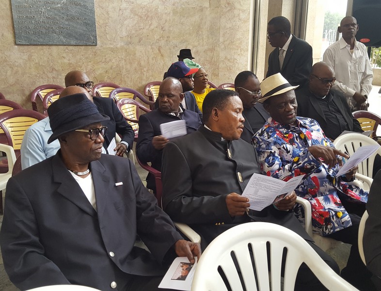 Lutumba à la chemise rouge fleurie en compagnie de Verckys Kiamuangana Mateta aux obsèques de son ami Célio en septembre 2016 au Palais des Congrès à Brazzaville
