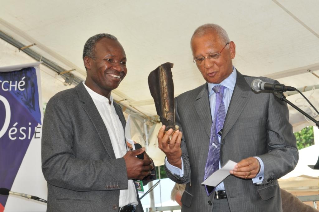 Gabriel Okoundji reçoit le Trophée Mokanda et sa dotation des mains de l'ambassadeur Henri Lopes (crédits Adiac)