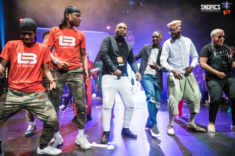Melting Crew Awards 2019, Afouz pantalon blanc au milieu des artistes sur scène